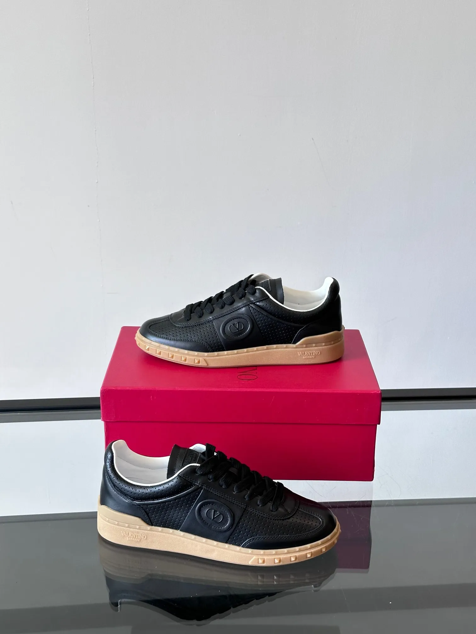 Factory price: 438💰Original quality, top version on the market VALENTINO (Valentino) latest fashion week catwalk [couples 👫 model], unique design, fashionable family specializes in slim feet🔥A fashion product of Baita [strong] Fabric: The toe is made of high mercerized triangular grain cowhide and A-grade full-grain cowhide, original lasting process Inner lining: cowhide lining + men's shoes 💰U hanging mesh feet, heels and tongues decorated with VaIentin* shallow relief oversized rivets Size: 38-44, customized 45